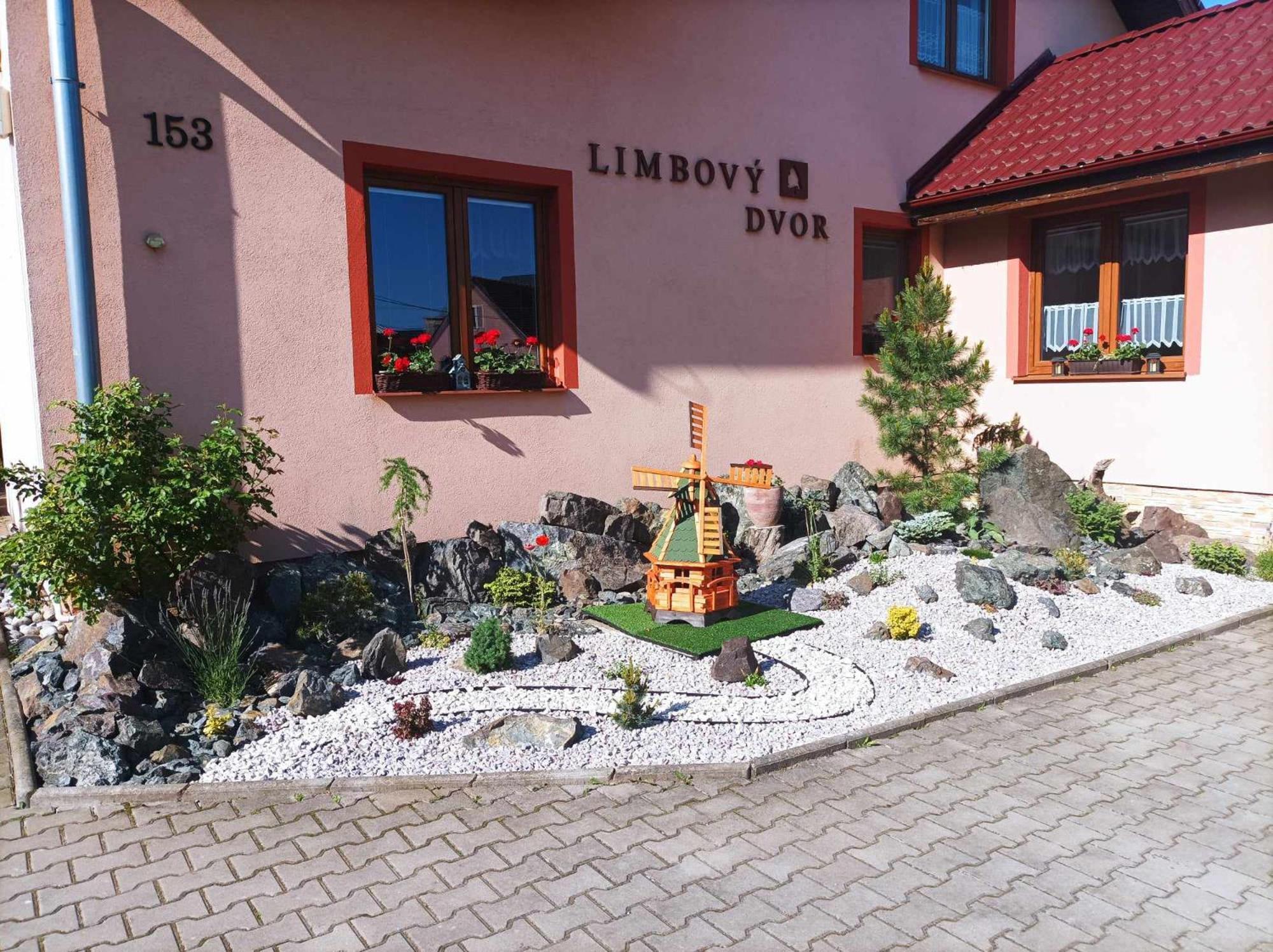 Pezion Limbovy Dvor Hotel Vrbov Exterior foto