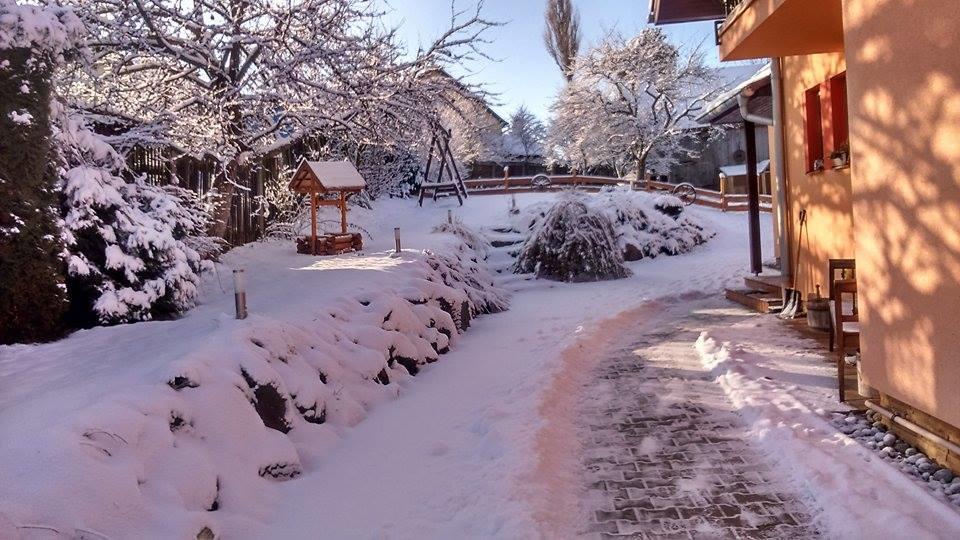 Pezion Limbovy Dvor Hotel Vrbov Exterior foto